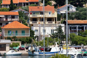  Apartments by the sea Jezera, Murter - 5063  Йезера